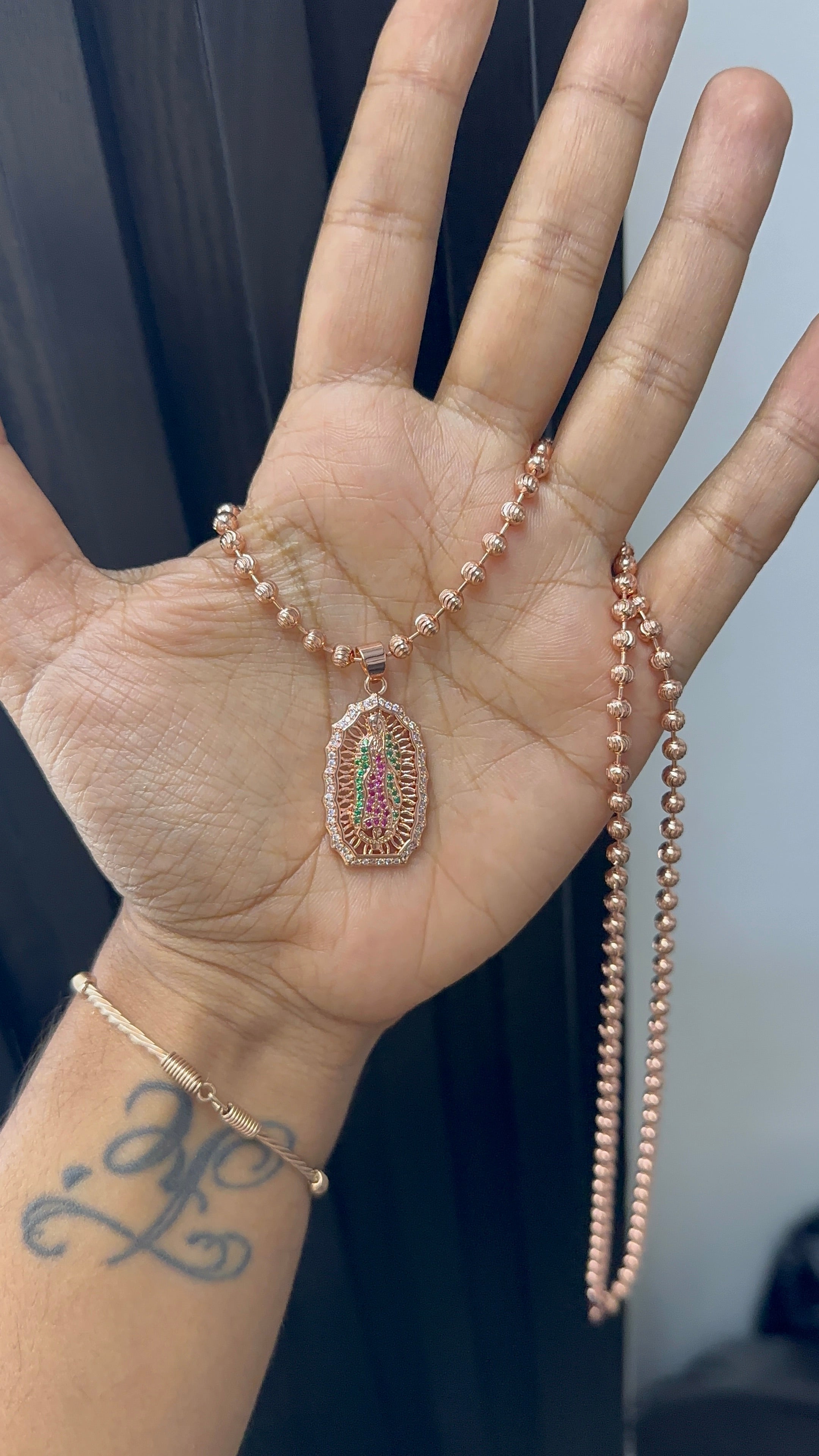 Cadena tejido militar diamantado en oro laminado (rosa) 18K con virgen de Guadalupe