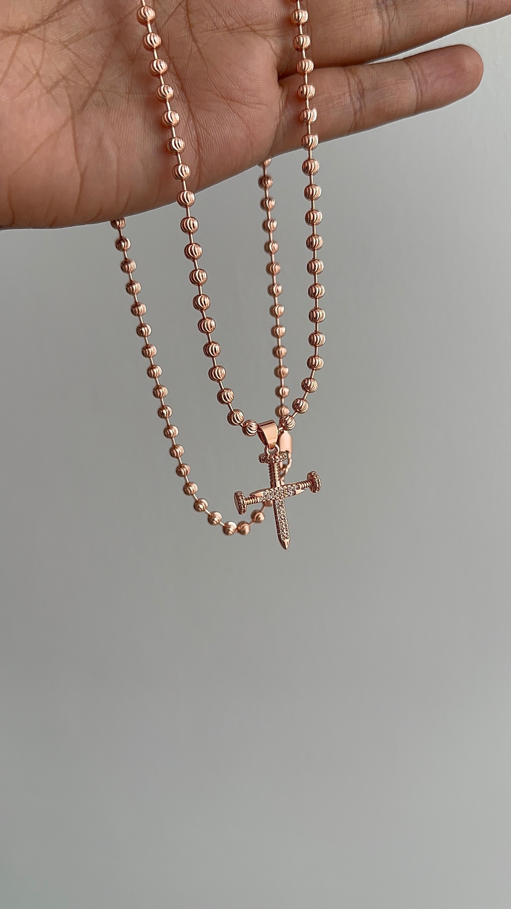 Cadena tejido militar diamantado y dije cruz clavo en oro laminado 18K