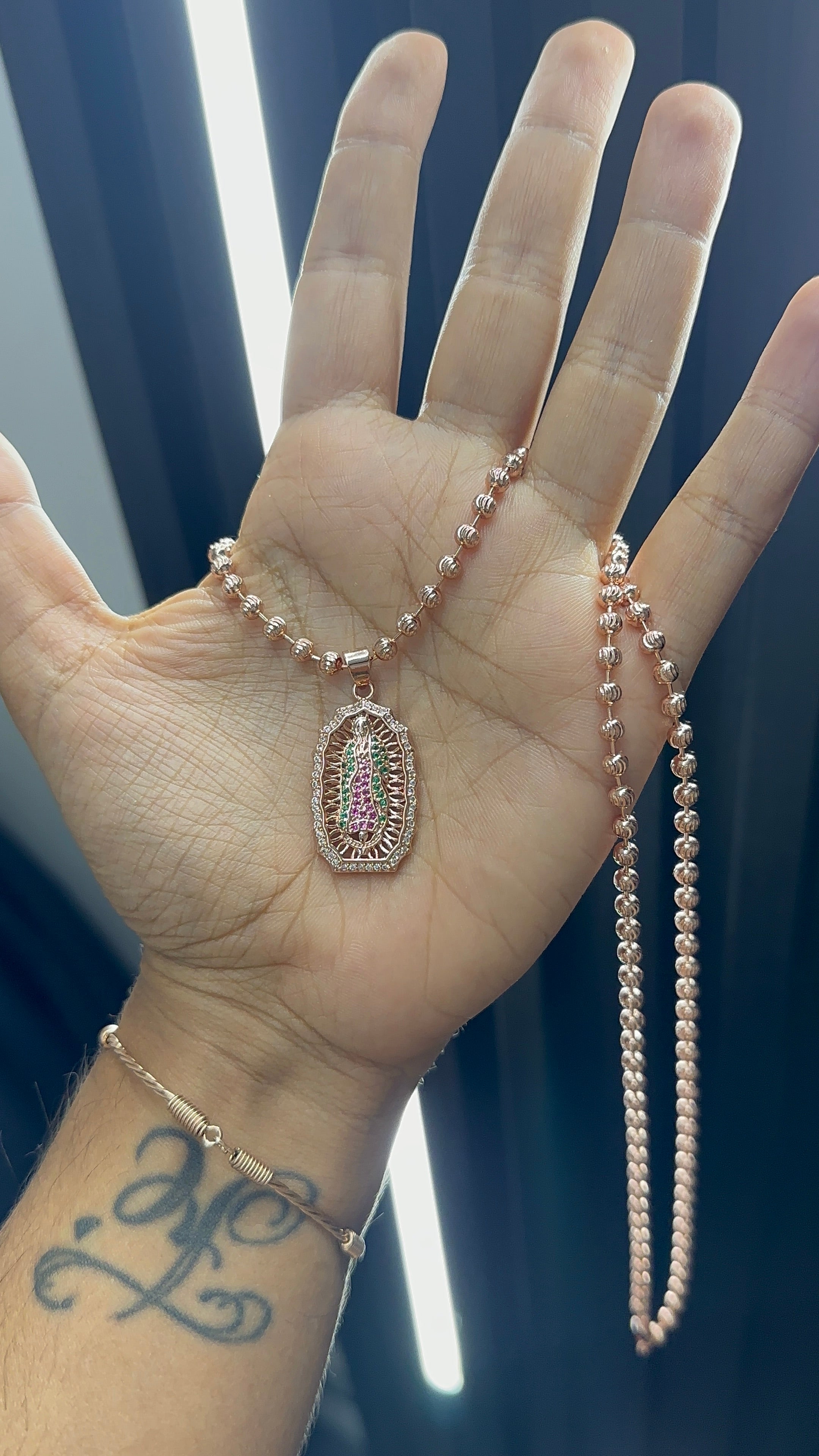 Cadena tejido militar diamantado en oro laminado (rosa) 18K con virgen de Guadalupe
