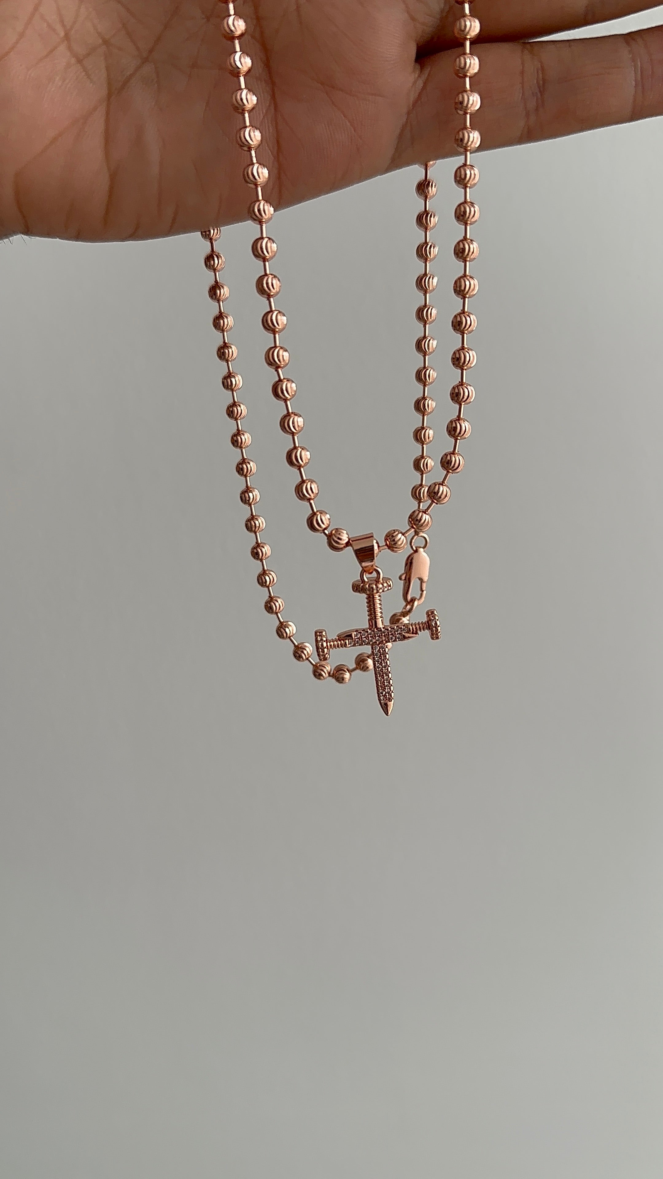 Cadena tejido militar diamantado y dije cruz clavo en oro laminado 18K