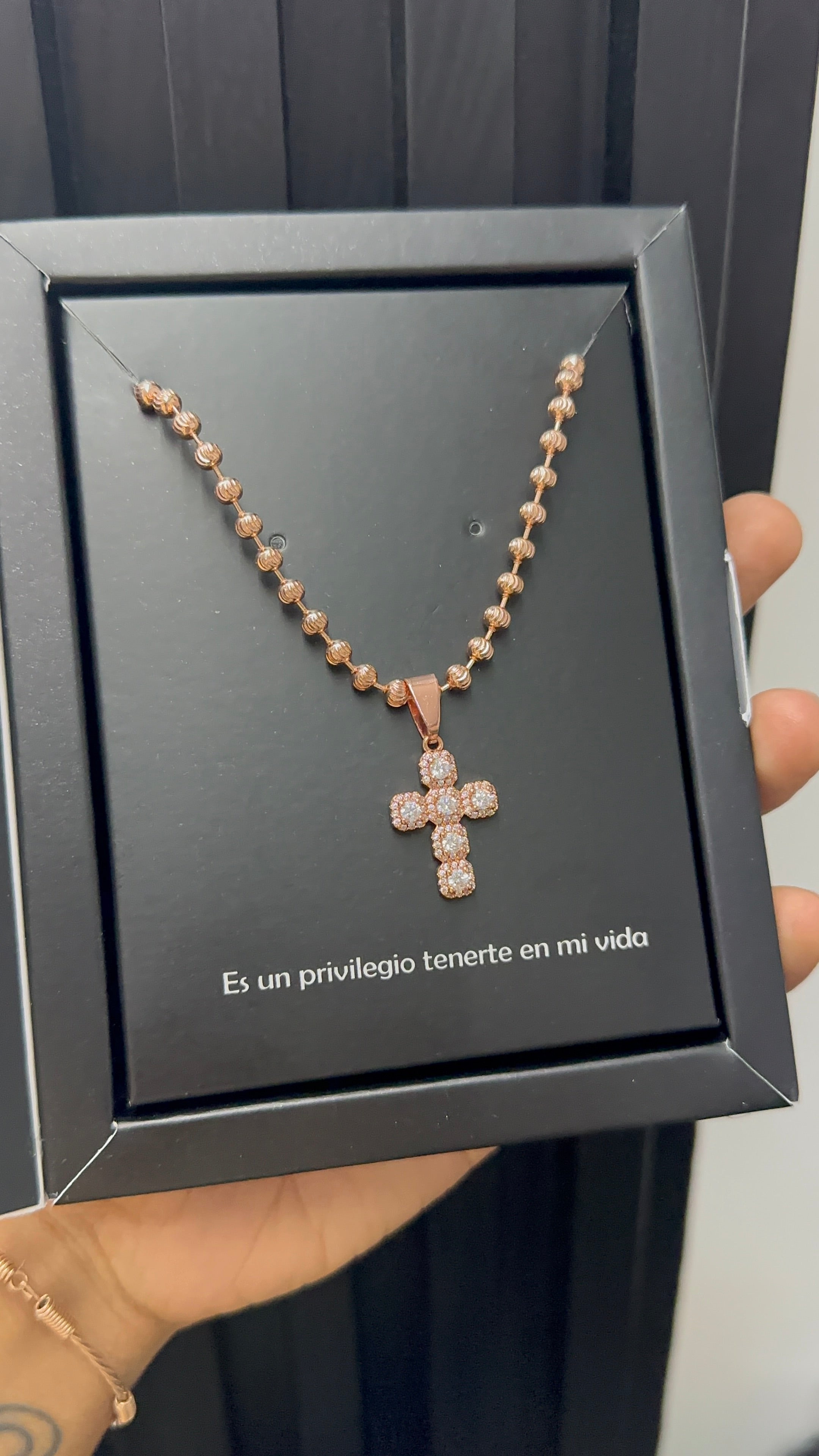 Cadena militar diamantada oro rosa y dije cruz cuadrada