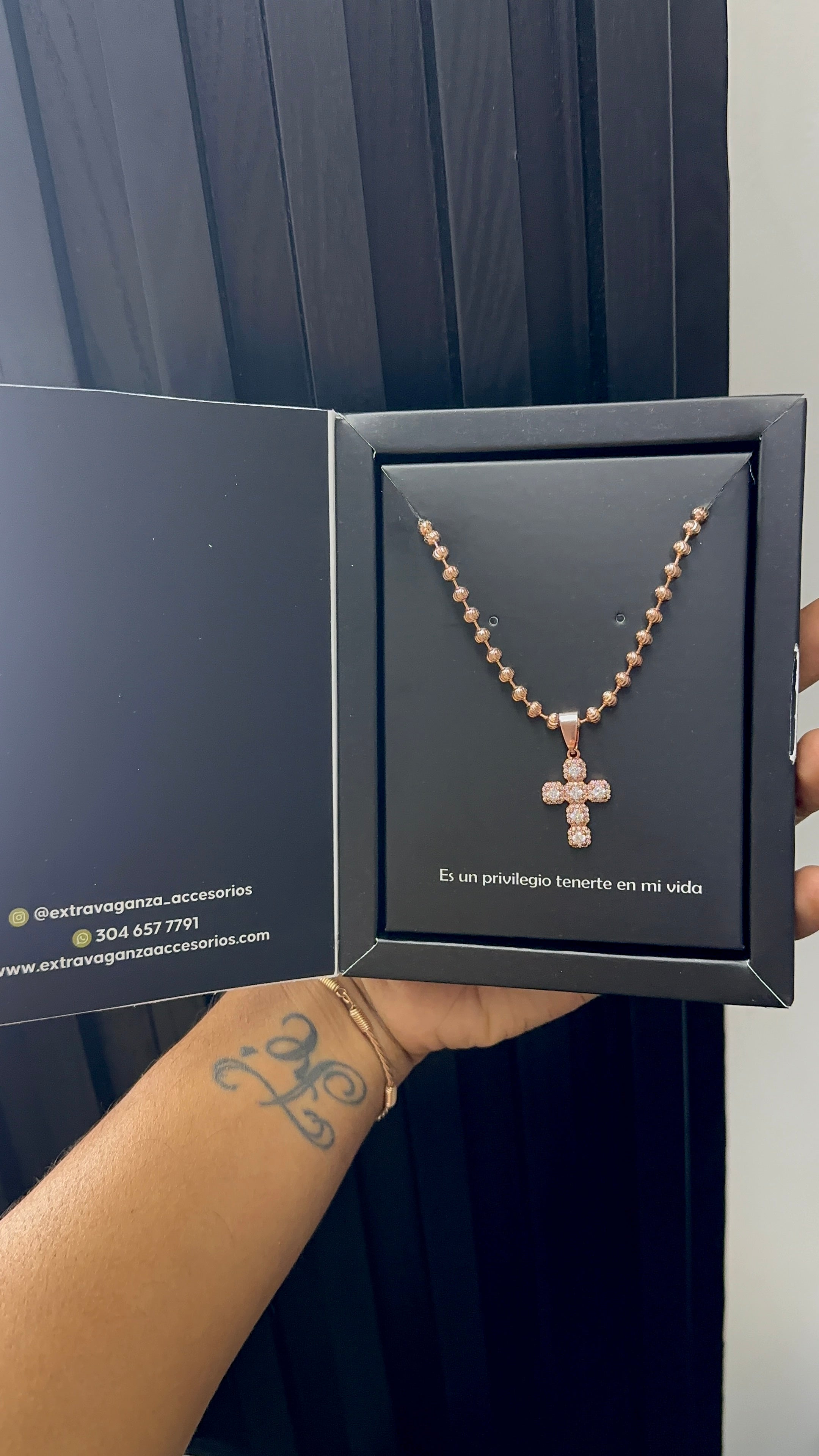 Cadena militar diamantada oro rosa y dije cruz cuadrada