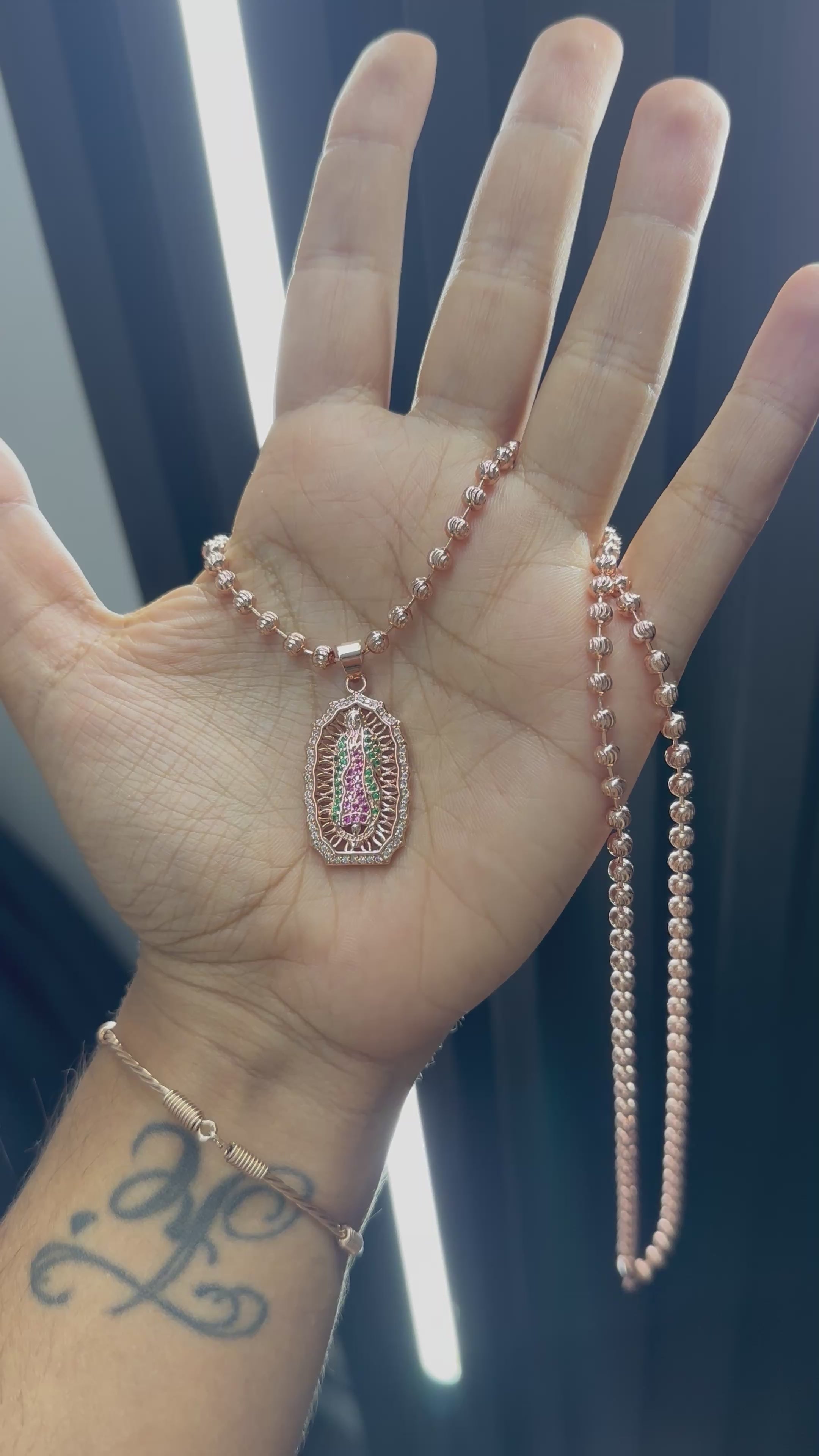 Cadena tejido militar diamantado en oro laminado (rosa) 18K con virgen de Guadalupe