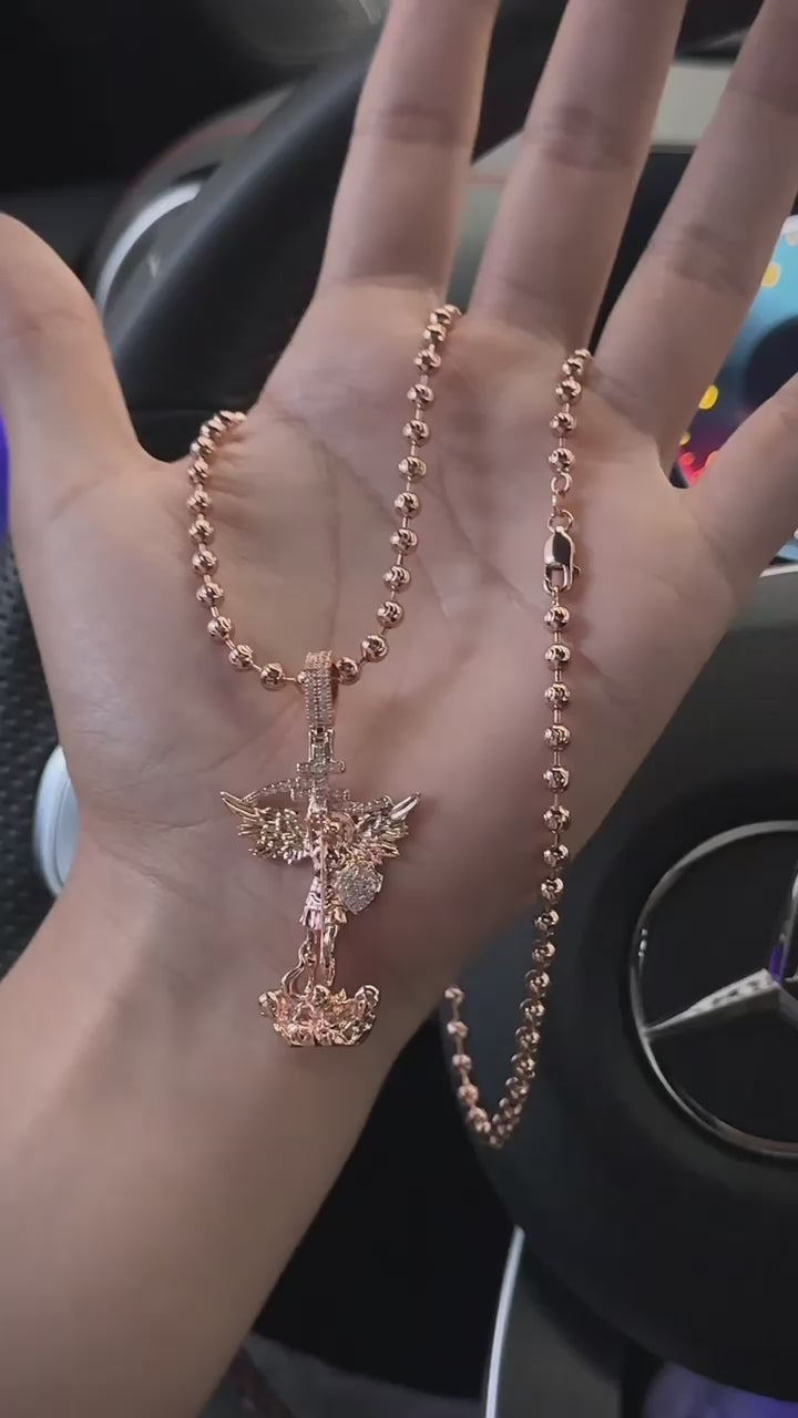 cadena tejido militar diamantado en oro rosa laminado 18K Dije san miguel arcángel largo