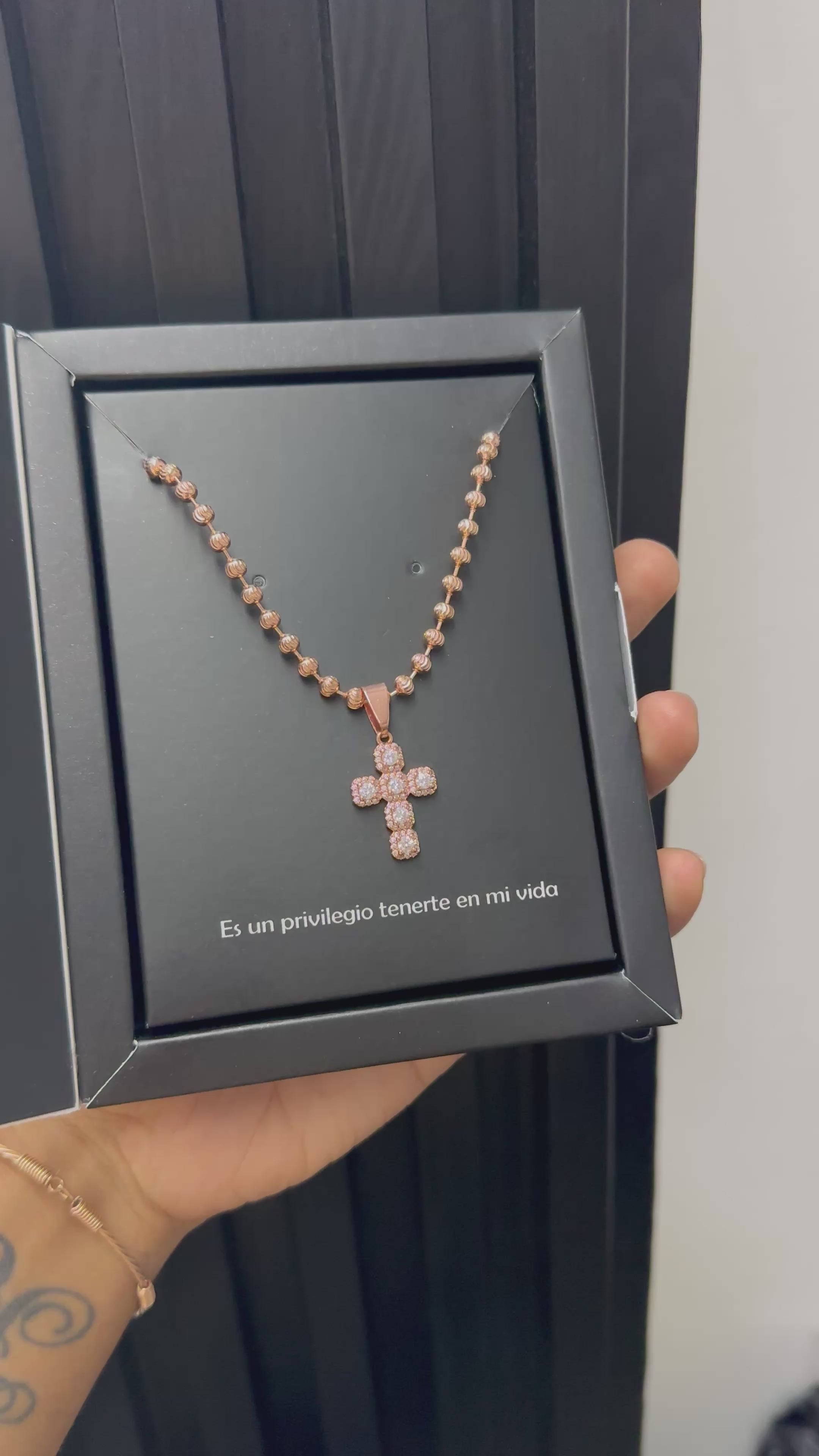 Cadena militar diamantada oro rosa y dije cruz cuadrada